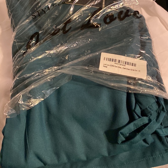 Brand new x3 scrub uniform. Dark green - Picture 4 of 4